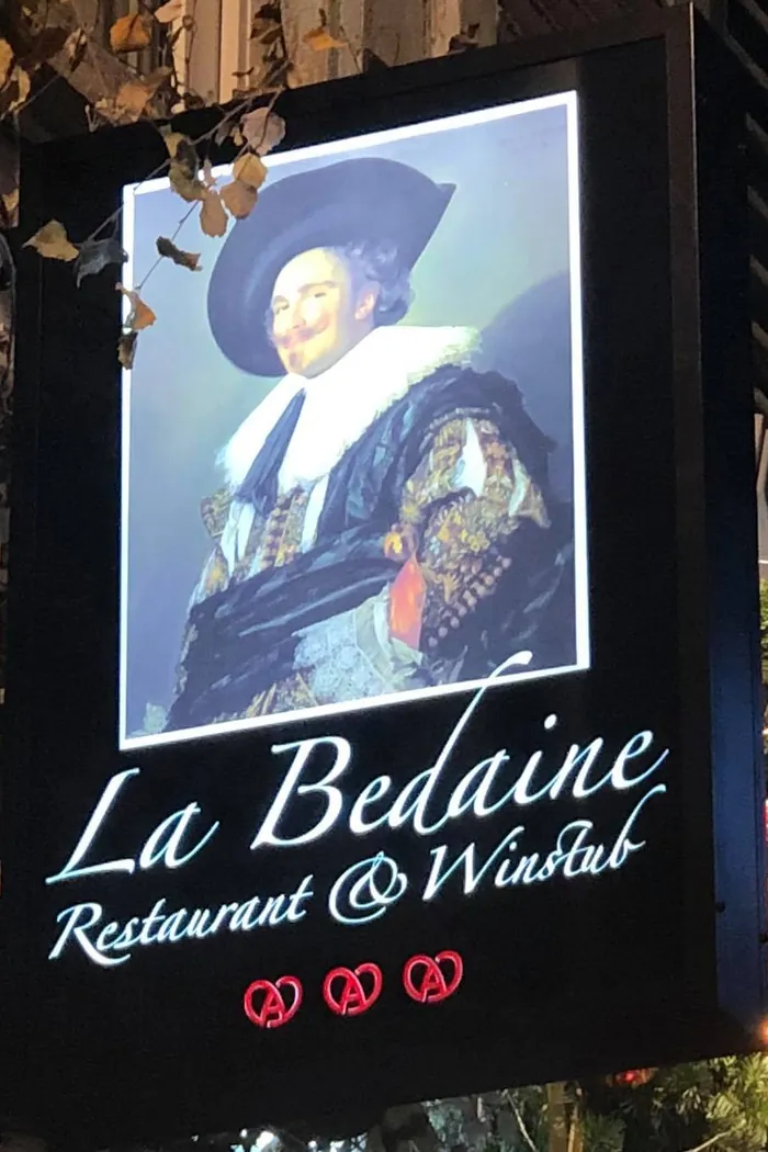 L’enseigne de La Bedaine : le Cavalier riant au-dessus du nom en lettres lumineuses