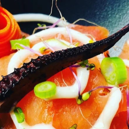 Une assiette de poisson cru servie à La Bedaine