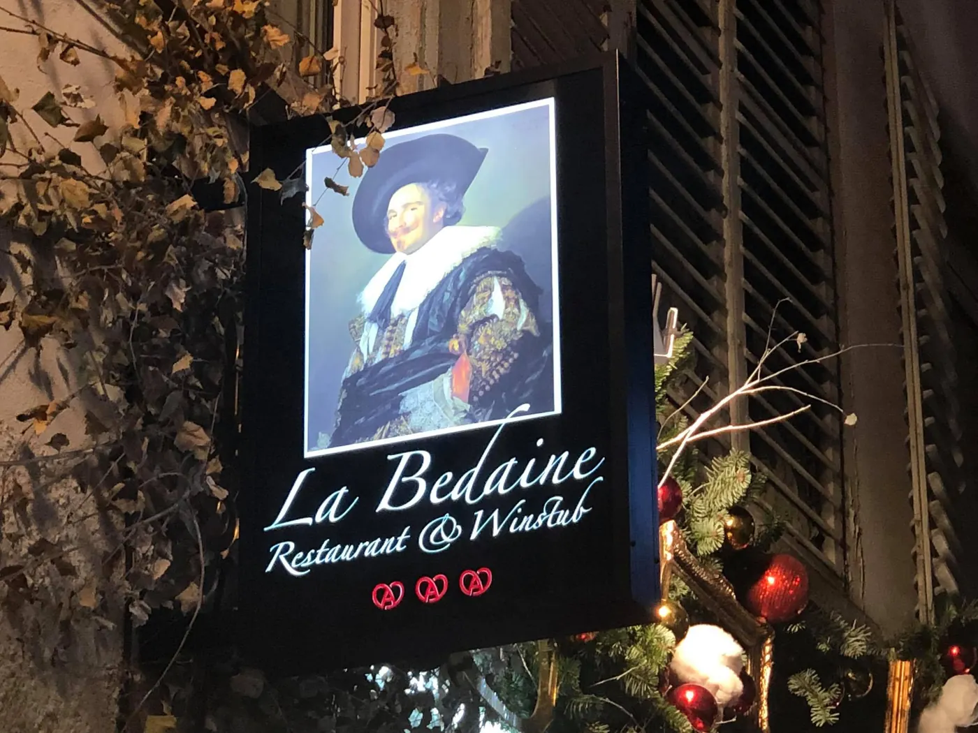 L’enseigne lumineuse de La Bedaine, avec le Cavalier riant