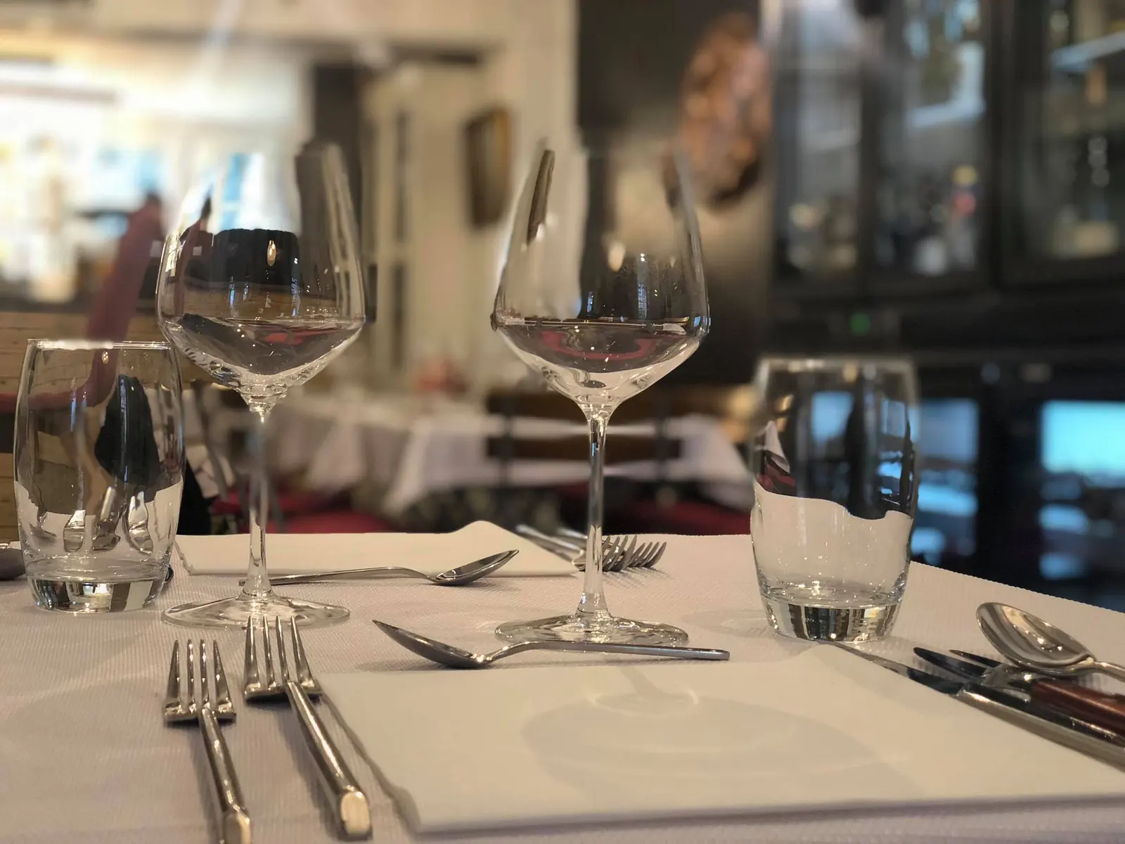 Une table dressée dans la salle de La Bedaine